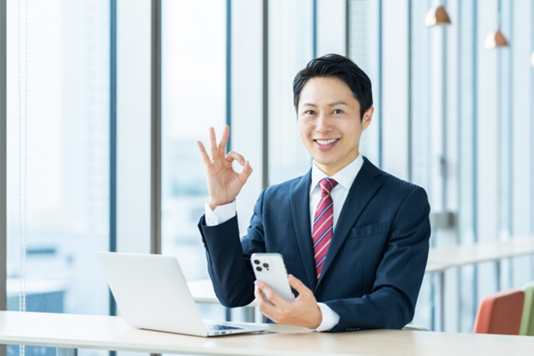 笑顔で対応する税理士スタッフ