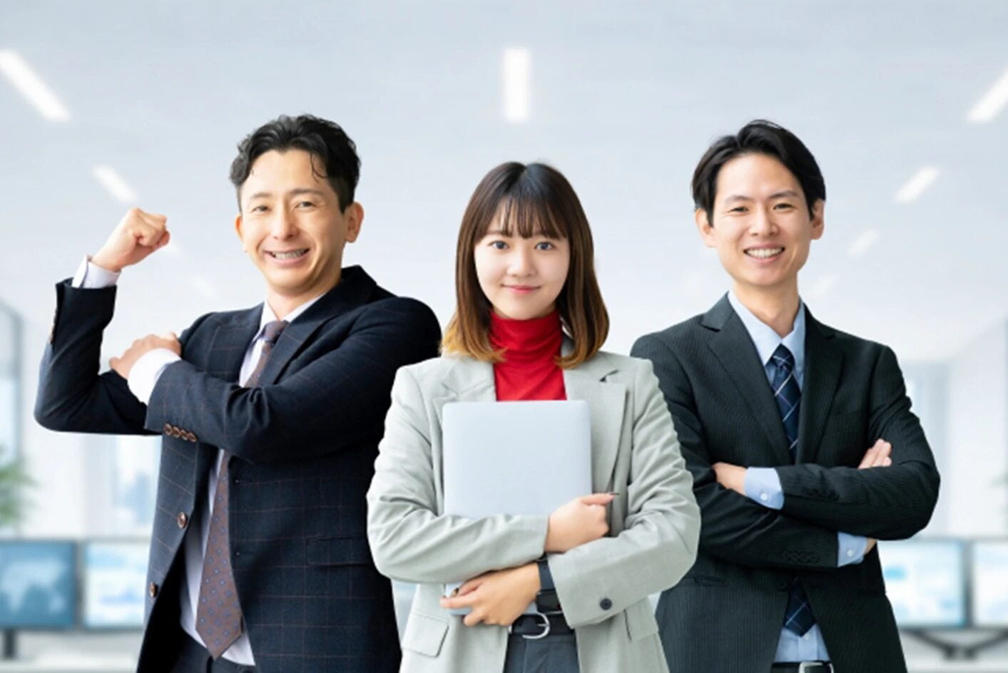 笑顔で打ち合わせをする経理サポートチームのメンバー3人
